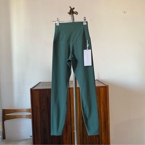 TAVI | NWT High Waisted 7/8 Tight /Legging